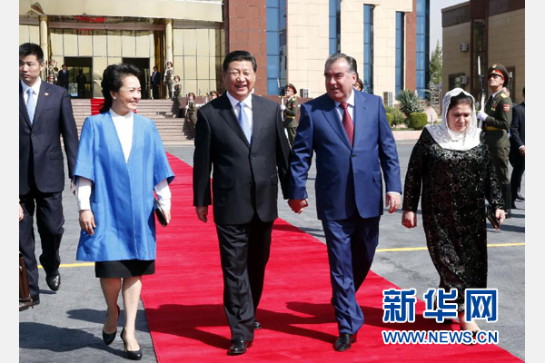 9月14日，國家主席習近平結束對塔吉克斯坦的國事訪問，乘坐專機離開杜尚別。拉赫蒙總統夫婦專程到機場為習近平和夫人彭麗媛送行。新華社記者 鞠鵬 攝 