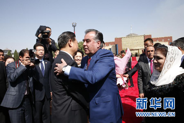9月14日，國家主席習近平結束對塔吉克斯坦的國事訪問，乘坐專機離開杜尚別。拉赫蒙總統夫婦專程到機場為習近平和夫人彭麗媛送行。新華社記者 鞠鵬 攝 