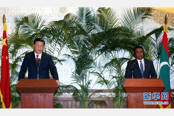 9月15日，國家主席習近平在馬累與馬爾代夫總統亞明共同會見記者。 新華社記者 鞠鵬 攝