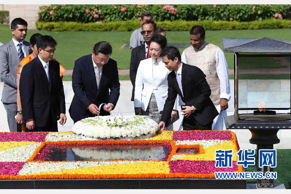9月18日，國家主席習近平和夫人彭麗媛在新德里向甘地墓敬獻花圈。 新華社記者 龐興雷 攝
