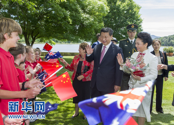 11月17日，中國國家主席習(xí)近平在堪培拉會見澳大利亞總督科斯格羅夫。會見前，科斯格羅夫在總督府草坪為習(xí)近平舉行隆重歡迎儀式。習(xí)近平和夫人彭麗媛抵達時，受到科斯格羅夫總督夫婦熱情迎接。新華社記者謝環(huán)馳 攝 