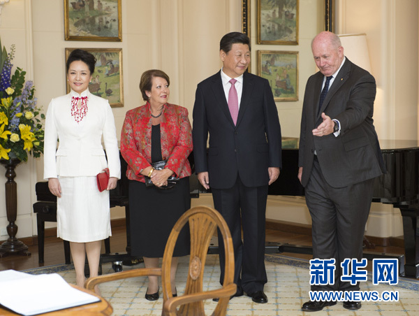 11月17日，中國國家主席習(xí)近平在堪培拉會見澳大利亞總督科斯格羅夫。會見前，科斯格羅夫在總督府草坪為習(xí)近平舉行隆重歡迎儀式。習(xí)近平和夫人彭麗媛抵達時，受到科斯格羅夫總督夫婦熱情迎接。新華社記者黃敬文 攝 