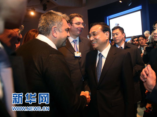 1月21日，中國國務(wù)院總理李克強在瑞士達(dá)沃斯舉行的世界經(jīng)濟論壇全會發(fā)表特別致辭并回答提問。這是李克強在致辭后同與會嘉賓親切交談。新華社記者 劉衛(wèi)兵 攝