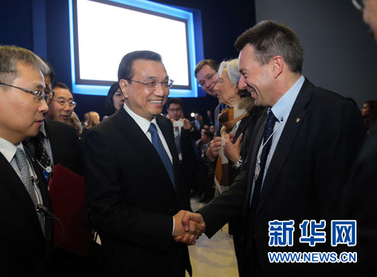 1月21日，中國國務(wù)院總理李克強在瑞士達(dá)沃斯舉行的世界經(jīng)濟論壇全會發(fā)表特別致辭并回答提問。這是李克強在致辭前同與會嘉賓親切交談。新華社記者 劉衛(wèi)兵 攝