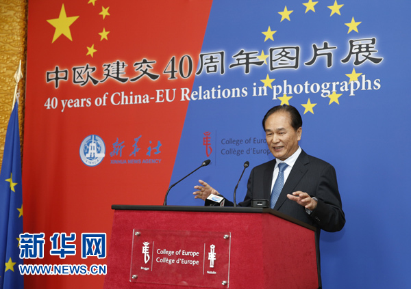 5月18日，正在比利時訪問的新華社社長蔡名照在比利時布魯日歐洲學院舉行的“中歐建交40周年圖片展”開幕式上致辭。在中歐建交40周年之際，由新華社、歐洲學院主辦的“中歐建交40周年圖片展”18日在位于比利時布魯日的歐洲學院開幕。 新華社記者葉平凡攝 