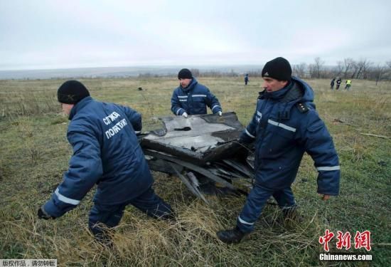 資料圖：當地時間2014年11月16日，烏克蘭頓涅茨克地區，墜毀MH17飛機殘骸收集工作進行中。
