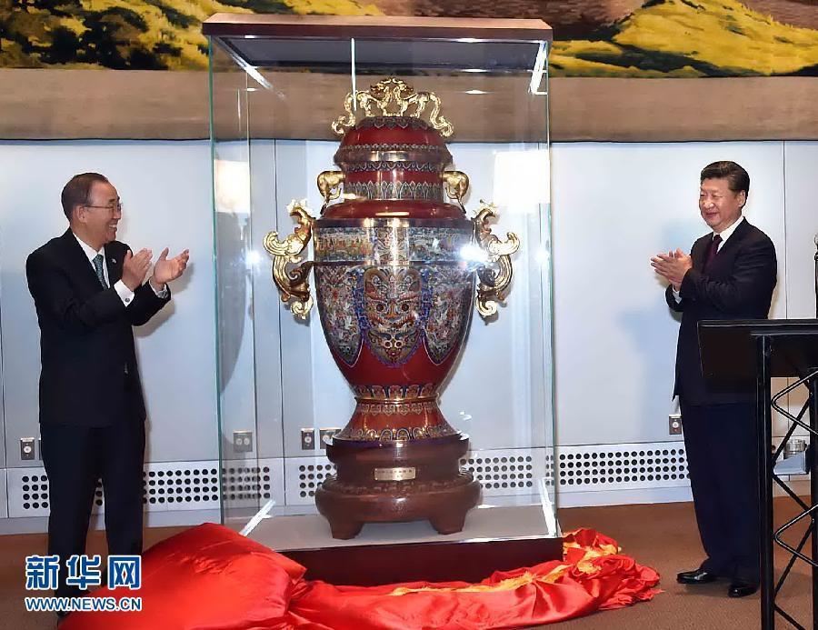 9月27日，國家主席習近平在紐約出席中國向聯合國贈送“和平尊”儀式。聯合國秘書長潘基文出席。 新華社記者 李濤 攝 