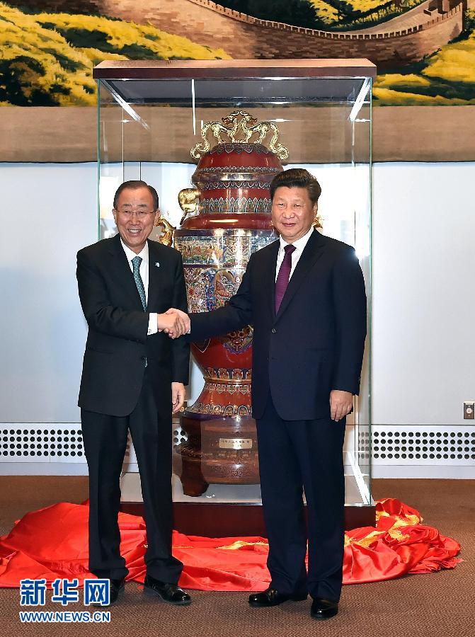  9月27日，國家主席習近平在紐約出席中國向聯合國贈送“和平尊”儀式。聯合國秘書長潘基文出席。 新華社記者 李濤 攝 