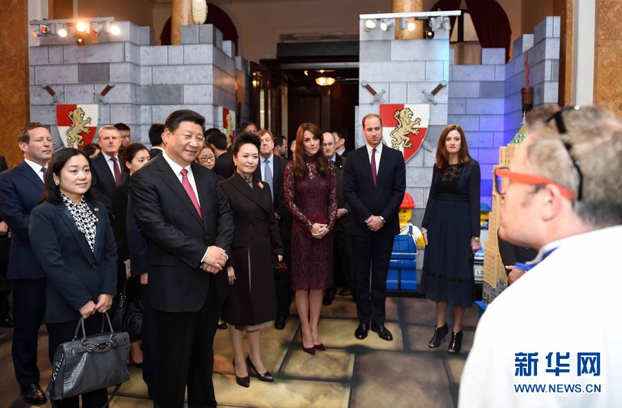 10月21日，國(guó)家主席習(xí)近平和夫人彭麗媛在英國(guó)威廉王子夫婦陪同下，出席在倫敦舉行的中英創(chuàng)意產(chǎn)業(yè)展。 新華社記者 張鐸 攝