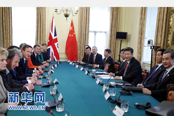10月21日，國家主席習近平在倫敦唐寧街首相府同英國首相卡梅倫舉行會談。 新華社記者 鞠鵬 攝 
