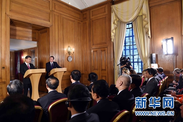 10月21日，國家主席習近平在倫敦唐寧街首相府同英國首相卡梅倫舉行會談。這是會談結束后，習近平和卡梅倫共同會見記者。 新華社記者 饒愛民 攝 