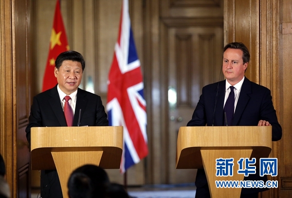 10月21日，國家主席習近平在倫敦唐寧街首相府同英國首相卡梅倫舉行會談。這是會談結束后，習近平和卡梅倫共同會見記者。 新華社記者 鞠鵬 攝 
