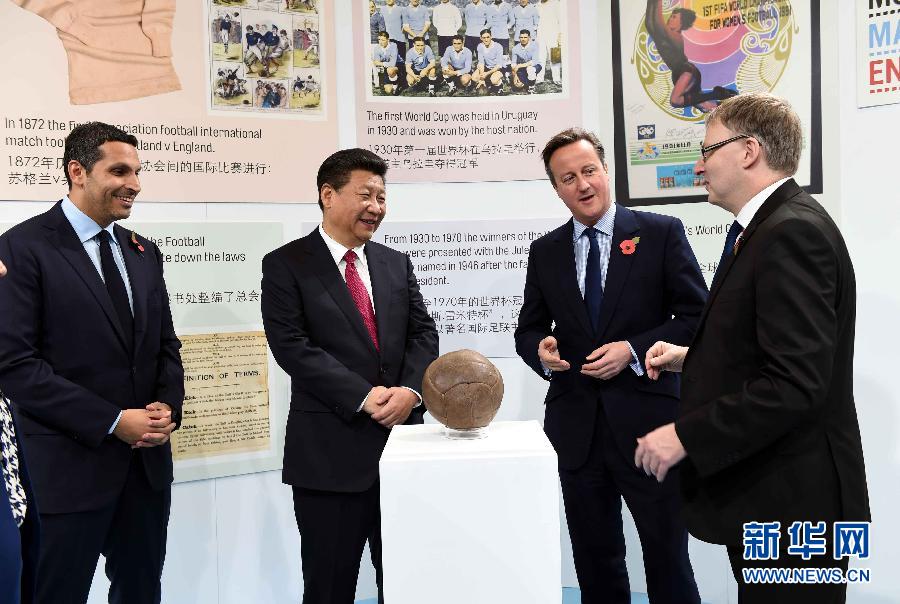 10月23日，國家主席習近平在英國首相卡梅倫陪同下，參觀曼徹斯特城市足球?qū)W院。 新華社記者 饒愛民 攝