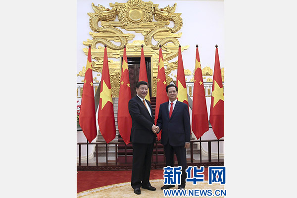 11月5日，中共中央總書(shū)記、國(guó)家主席習(xí)近平在河內(nèi)同越南總理阮晉勇舉行會(huì)談。 新華社記者 蘭紅光 攝