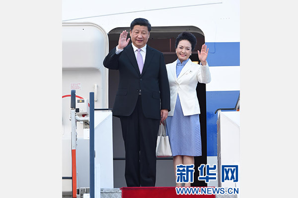11月6日，國家主席習近平抵達新加坡，開始對新加坡進行國事訪問。這是習近平和夫人彭麗媛步出艙門。 新華社記者張鐸攝