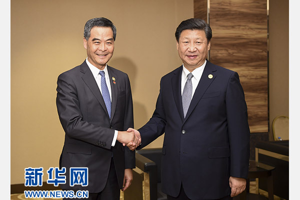 11月18日，國家主席習(xí)近平在菲律賓馬尼拉會(huì)見前來出席亞太經(jīng)合組織第二十三次領(lǐng)導(dǎo)人非正式會(huì)議的香港特別行政區(qū)行政長(zhǎng)官梁振英。新華社記者謝環(huán)馳攝
