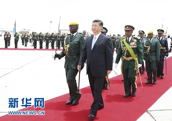 12月1日，中國國家主席習(xí)近平乘專機(jī)抵達(dá)津巴布韋首都哈拉雷，開始對津巴布韋進(jìn)行國事訪問。津巴布韋總統(tǒng)穆加貝在機(jī)場舉行隆重歡迎儀式。這是習(xí)近平檢閱儀仗隊。新華社記者 黃敬文 攝 