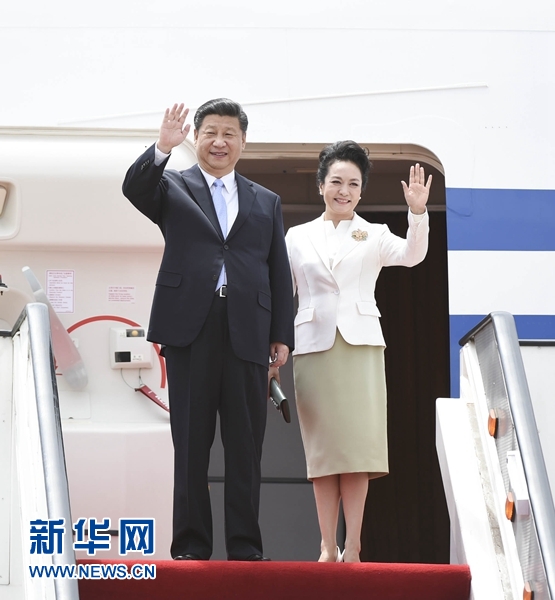 12月1日，中國國家主席習(xí)近平乘專機(jī)抵達(dá)津巴布韋首都哈拉雷，開始對津巴布韋進(jìn)行國事訪問。津巴布韋總統(tǒng)穆加貝在機(jī)場舉行隆重歡迎儀式。這是習(xí)近平和夫人彭麗媛向歡迎人群揮手致意。新華社記者 謝環(huán)馳 攝 
