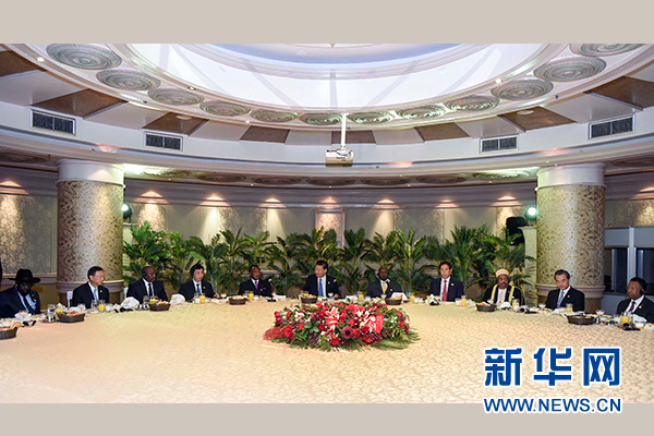 12月4日，國家主席習(xí)近平在約翰內(nèi)斯堡集體會見13位非洲國家領(lǐng)導(dǎo)人。 新華社記者 謝環(huán)馳 攝