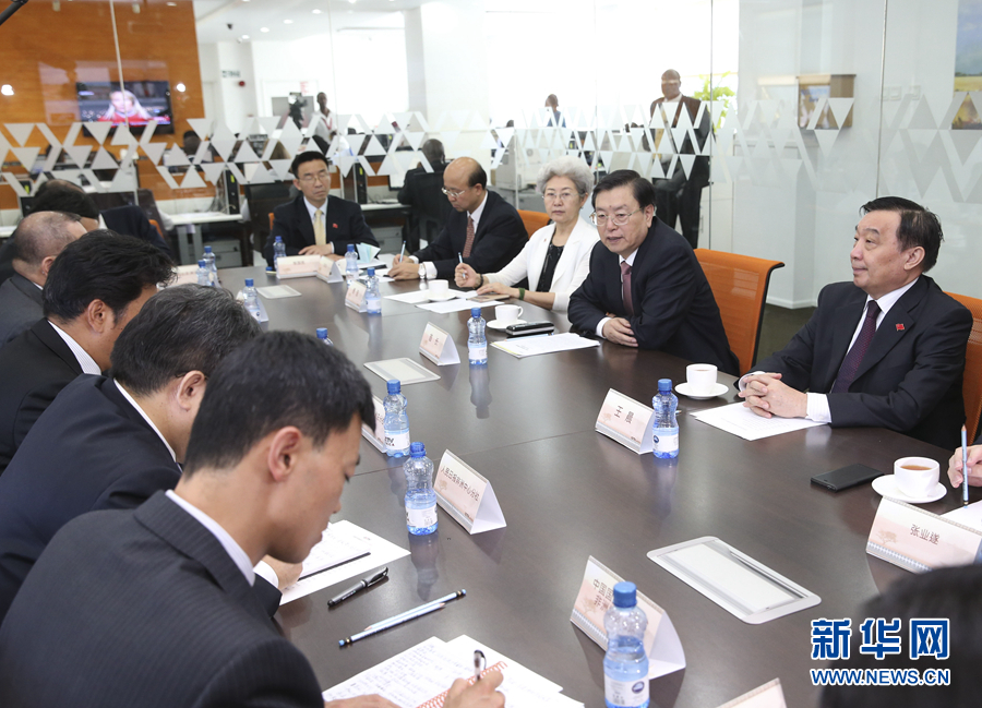 這是3月25日，張德江在肯尼亞首都內羅畢考察中央電視臺非洲分臺并接見中央媒體駐非洲機構負責人。 新華社記者馬占成攝