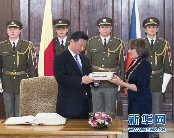 當(dāng)?shù)貢r(shí)間3月29日，國(guó)家主席習(xí)近平在捷克布拉格會(huì)見布拉格市長(zhǎng)科爾娜喬娃，并接受科爾娜喬娃代表該市贈(zèng)予的城市鑰匙。 新華社記者 王曄 攝