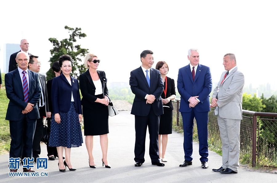 6月17日，中國國家主席習近平和夫人彭麗媛在塞爾維亞總統尼科利奇夫婦陪同下參觀具有悠久歷史的貝爾格萊德卡萊梅格丹公園。 新華社記者 馬占成 攝