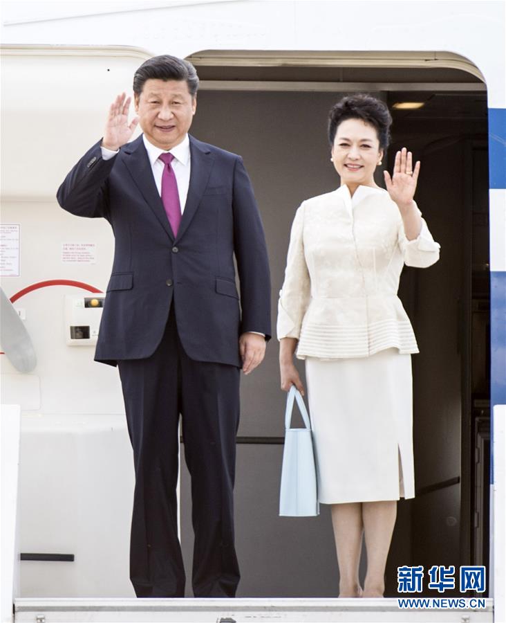 6月19日，國家主席習近平抵達華沙，開始對波蘭共和國進行國事訪問。這是習近平和夫人彭麗媛步出艙門。 新華社記者 謝環(huán)馳 攝 