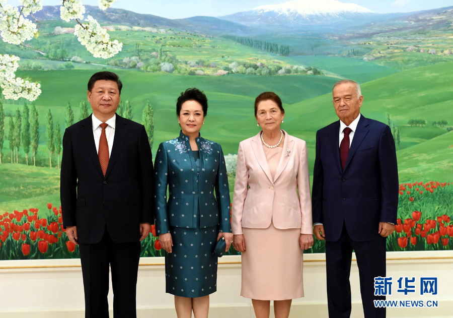 6月22日，國家主席習近平在塔什干庫克薩萊國賓館同烏茲別克斯坦總統(tǒng)卡里莫夫舉行會談。會談前，習近平出席卡里莫夫舉行的歡迎儀式。習近平和夫人彭麗媛受到卡里莫夫和夫人卡里莫娃熱情迎接。新華社記者饒愛民攝