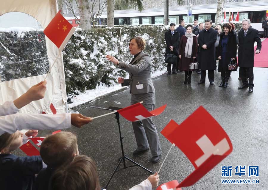 這是習(xí)近平和夫人彭麗媛在伯爾尼克爾薩茨火車站觀看瑞士童聲合唱團表演。 新華社記者 蘭紅光 攝