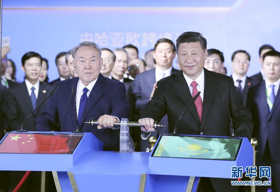 6月8日，正在哈薩克斯坦訪問的國家主席習(xí)近平在哈薩克斯坦總統(tǒng)納扎爾巴耶夫陪同下，參觀阿斯塔納專項世博會中國國家館，并共同出席中哈亞歐跨境運輸視頻連線儀式。這是在中國國家館舉行的中哈亞歐跨境運輸視頻連線儀式上，兩國元首共同推動操控桿，視頻顯示中哈連云港物流合作基地和“霍爾果斯－東大門”經(jīng)濟特區(qū)無水港兩個分會場四列火車鳴笛開行。新華社記者 丁林 攝