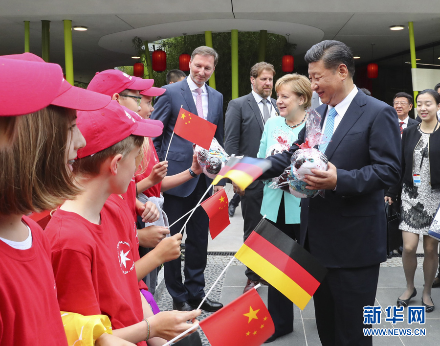 7月5日，國家主席習(xí)近平同德國總理默克爾共同出席柏林動物園大熊貓館開館儀式。這是習(xí)近平向現(xiàn)場的孩子們贈送大熊貓毛絨玩具。 新華社記者謝環(huán)馳 攝