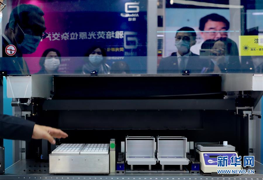 （第三屆進(jìn)博會(huì)·圖文互動(dòng)）（11）新疫苗、新療法，進(jìn)博會(huì)最“火爆”展區(qū)見(jiàn)聞